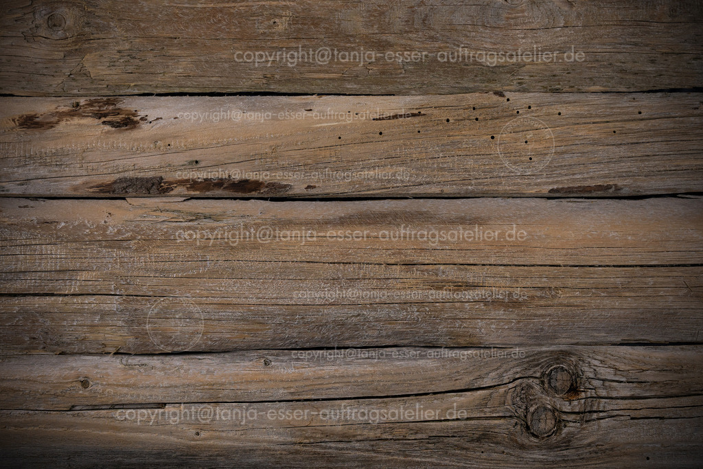 Beautiful old wooden beams as a background | Alte, verwitterte Holzbretter mit schöner Patina bilden den Hintergrund für die dekorative Gestaltung.