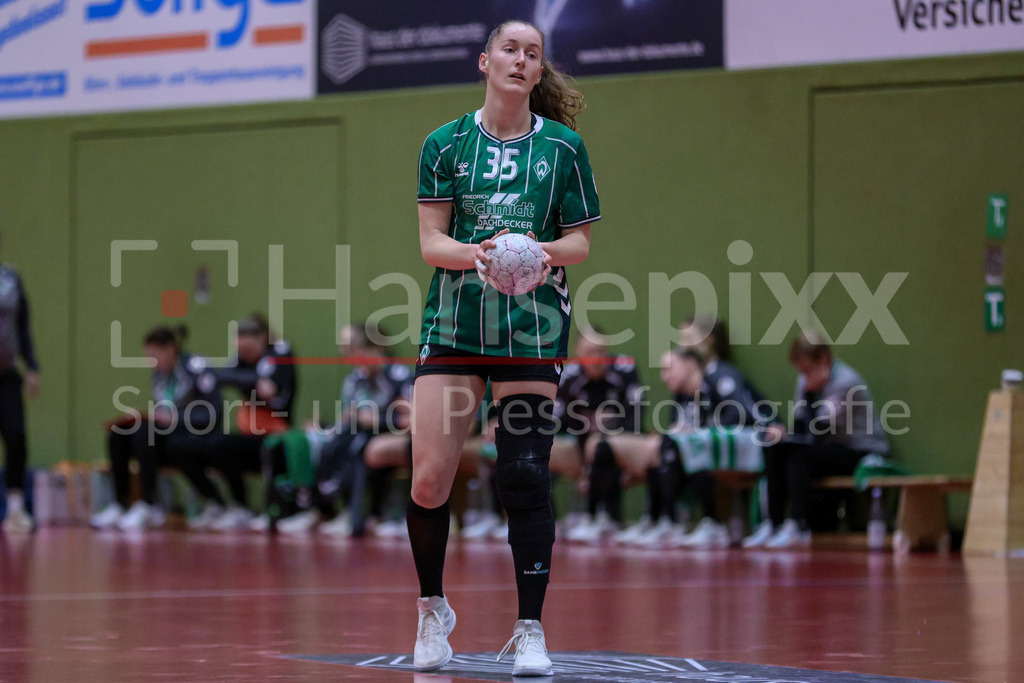Handball, 2. Bundesliga Frauen, SV Werder Bremen - SG 09 Kirchhof | Lara Niemann (SV Werder Bremen, 35) Freisteller am Ball, Einzelfoto, Spielszene, Aktion, Action