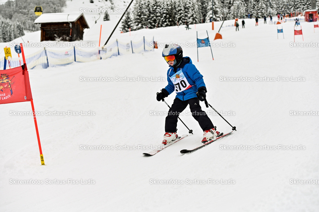 SRF_20.02.2026_0514 | Skirennfotos,Serfaus,Fiss,Ladis,Kinderskirennen,Winter,Tirol,Oberland,skirace,SFL,feelfree,weil wir's genießen,ski,Ski,skifahren,Sonnenplateau, - Realisiert mit Pictrs.com