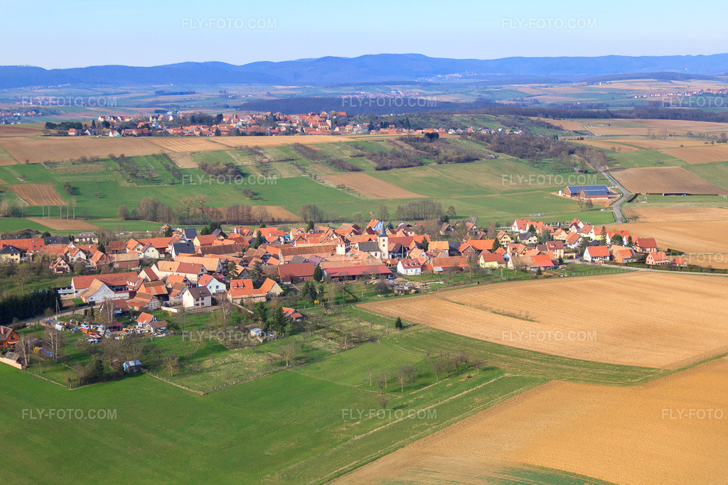 Aerial view: View of the town from the southeast in Buswiller in the state Bas-Rhin, France. – Photo: IMG_38612.jpg taken on 03/20/2011 by Werner Riehm/FLY-FOTO.com – Resolution of the original: 4752 x 3168 px