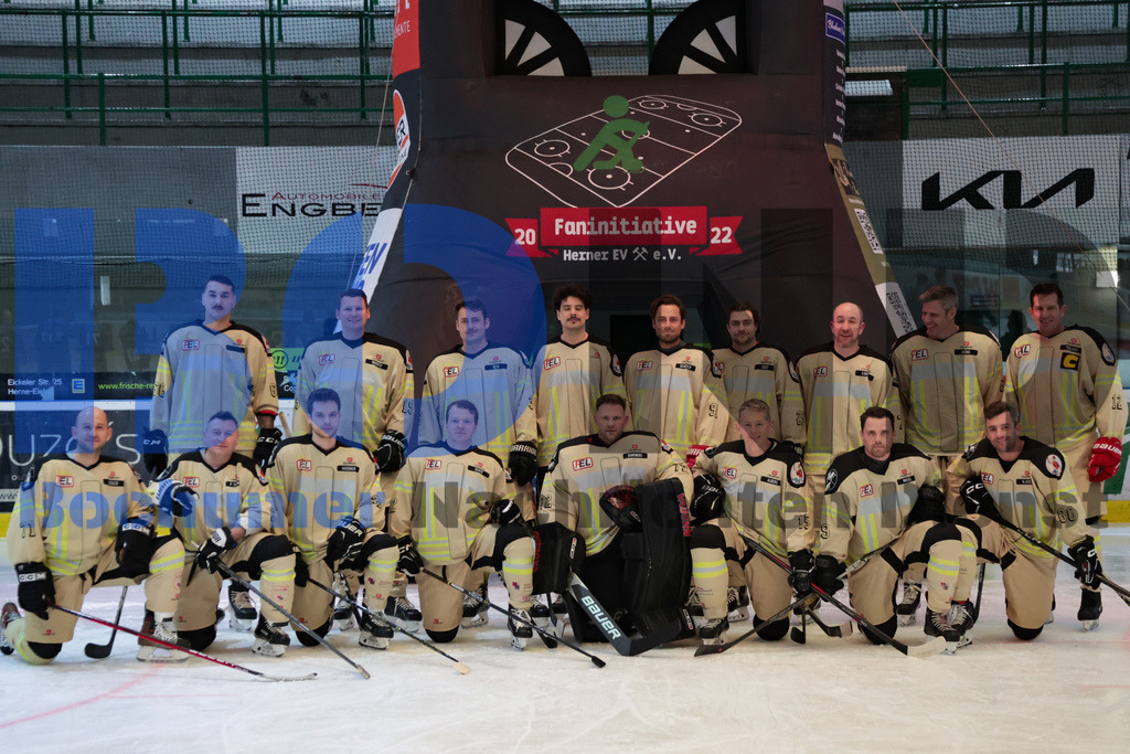 Benefiz-Eishockeyspiel der Polizei Bochum gegen die feuerwehr Duisburg {date} -  | {headline}



(Foto: Sebastian Sendlak / BOND)

 - Realisiert mit Pictrs.com