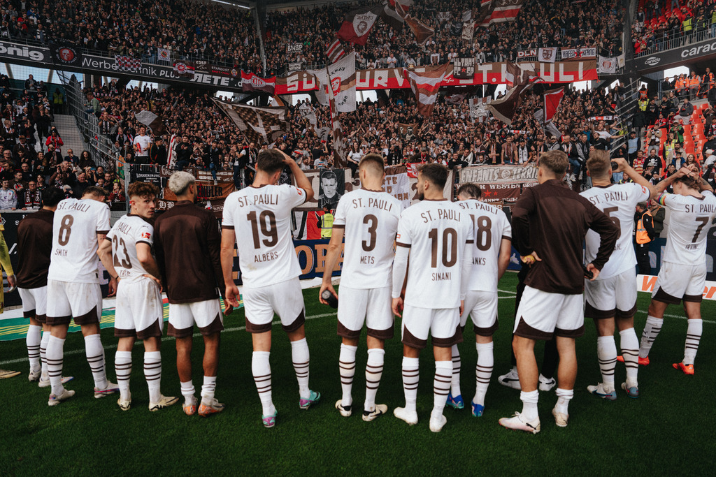 FCS08443 | Der offizielle Shop für FC St. Pauli Fotos. Wähle aus Spielszenen & Fanmomenten dein FCSP Wunschformat. Wir liefern Millerntor-Atmosphäre.