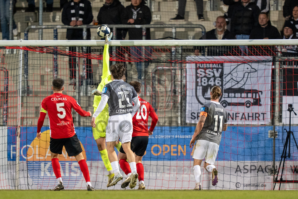 SG Sonnenhof Grossaspach vs. SSV Ulm 1846 Fussball, Fussball, WFV-Pokal, Viertelfinale, 01.04.2026 | Maximilian Reule (SG Sonnenhof Grossaspach, #01) pariert ein Abschluss,SG Sonnenhof Grossaspach vs. SSV Ulm 1846 Fussball, Fussball, WFV-Pokal, Viertelfinale, 01.04.2026