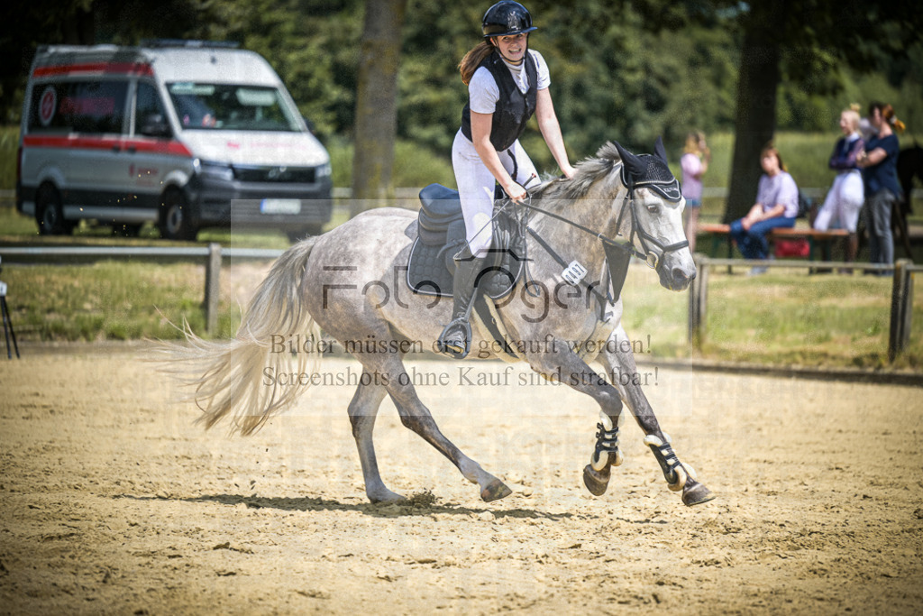 DOS_9984 | Entdecke hochwertige Reitturnierfotos von Foto Oger. Professionell, emotional und authentisch – jetzt Lieblingsmomente im Shop bestellen.Deutschlandweite Turnierfotografie. - Realisiert mit Pictrs.com