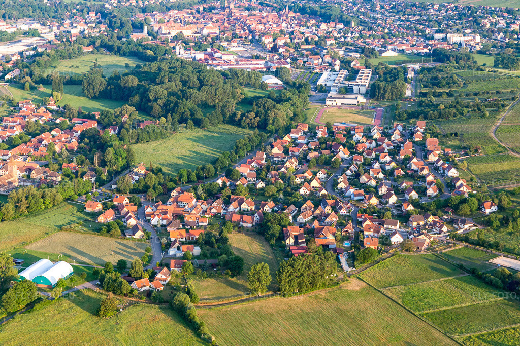 Vue aérienne: Vue de la ville à le quartier Altenstadt in Wissembourg dans le département Bas Rhin, France. Photo: IMG_100646.jpg prise le 02/06/2017 par Werner Riehm/FLY-FOTO.euRésolution de l'original: 5472 x 3648 px