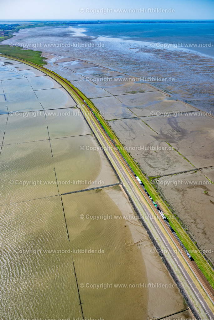 Sylt_Hindenburgdamm_Autozug_Blauer_Zug_ELS_0423130825 | SYLT 21.06.2025 Wattenmeer der Nordsee- Küste am Hindenburgdamm in Sylt im Bundesland Schleswig-Holstein. // Wadden Sea of North Sea Coast on Hindenburgdamm in Sylt in the state Schleswig-Holstein. Foto: Martin Elsen