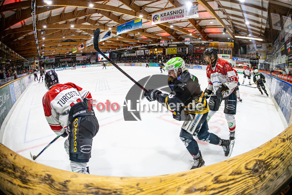 Peißenberg MINERS gegen EHC Königsbrunn LÖWEN | Eishockey Bayernliga 2025/26 Viertelfinale Spiel 2, Peißenberg MINERS gegen EHC Königsbrunn LÖWEN, 20260208,Aktion an der Bande,2026-02-08 in Peißenberg (flatbuy Arena Peißenberg), Hugo TURCOTTE (EHC Königsbrunn 10), Dejan VOGL (MINERS 23), David KAISER (EHC Königsbrunn 73)Copyright: WolfgangxLindner www.foto-lindner.de