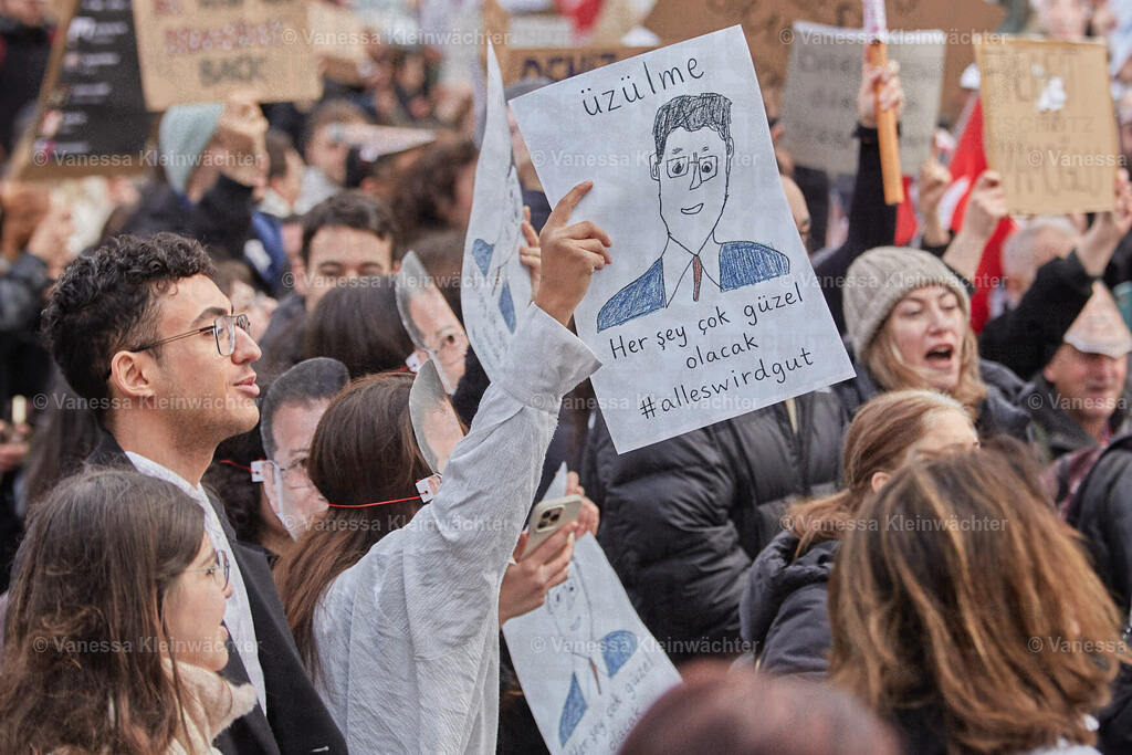 Wir sind alle Ekrem Imamoglu, Breitscheidplatz 30.03.2025 | Mehrere hundert Menschen demonstrieren am 30.03.2025 auf dem Berliner Breitscheidplatz für die Freilassung von Ekrem İmamoğlu sowie verhafteter Protestierender und für die Demokratie in der Türkei. Einige tragen Masken mit dem Gesicht des Istanbuler Bürgermeisters. - Realisiert mit Pictrs.com