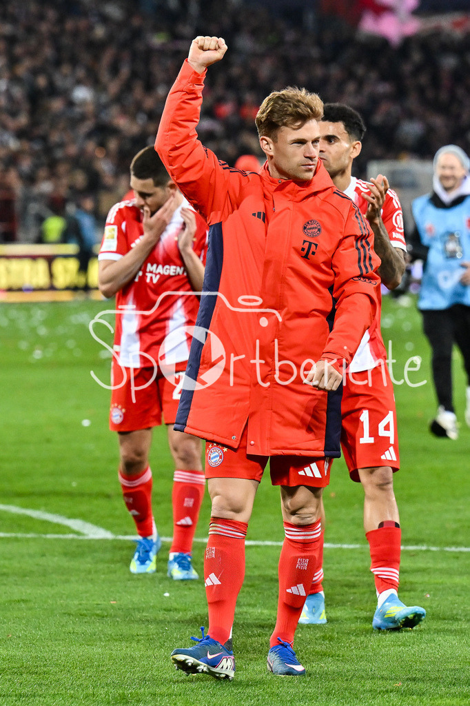 FC St. Pauli - FC Bayern München | ST. PAULI, DEUTSCHLAND - 11. APRIL: die Spieler der Bayern feiern zusammen mit Fans den Auswärssieg in Hamburg nach dem Bundesligamatch zwischen dem FC St. Pauli und dem FC Bayern München am 29. Spieltag im Millerntor Stadion / DFL REGULATIONS PROHIBIT ANY USE OF PHOTOGRAPHS AS IMAGE SEQUENCES AND/OR QUASI-VIDEO / Joshua KIMMICH (FC Bayern Munich 6)
