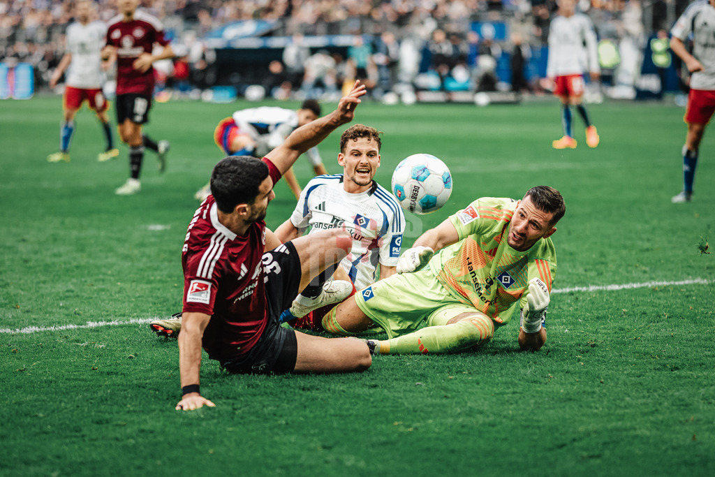 Fußball | Männer | Saison 2024/2025 | 2. Fußball-Bundesliga | 11. Spieltag | Hamburger SV vs. 1. FC Nürnberg | 03.11.2024 | v.l. Mahir Emreli (#30, 1. FC Nürnberg) gegen Daniel Heuer Fernandes (#1, HSV)