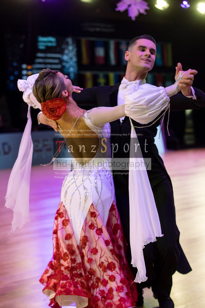 20241215_WDSF_Int_Open_Std-Riga-9776 | Tanzsportbilder, Standardtanz, Lateintanz, WDSF, DTV, LTVB, dancecomp, goc, hessen tanzt, blaues band der spree, walzer, tango, wiener walzer, slowfox, quickstepp, samba, rumba, cha-cha-cha, paso doble. jive, hd-kroft photography, turniertanzsport