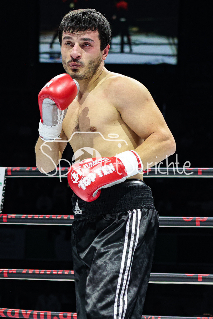 Profi - Box - Gala / Main Event | Nika GVAJAVA (schwarze Hose) in seinem Kampf gegen Kushtrim TAHIRUKAJ (rot schwarze Hose)