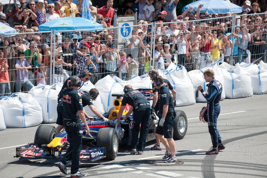 _DSC7022 | Sebastian Vettel beim spektakulären „Home Run“ in Heppenheim: Der Formel-1-Weltmeister fährt im Red-Bull-Rennwagen über die zur Rennstrecke umfunktionierte B3 in seiner Heimatstadt. Tausende Fans feiern ihren Lokalhelden.