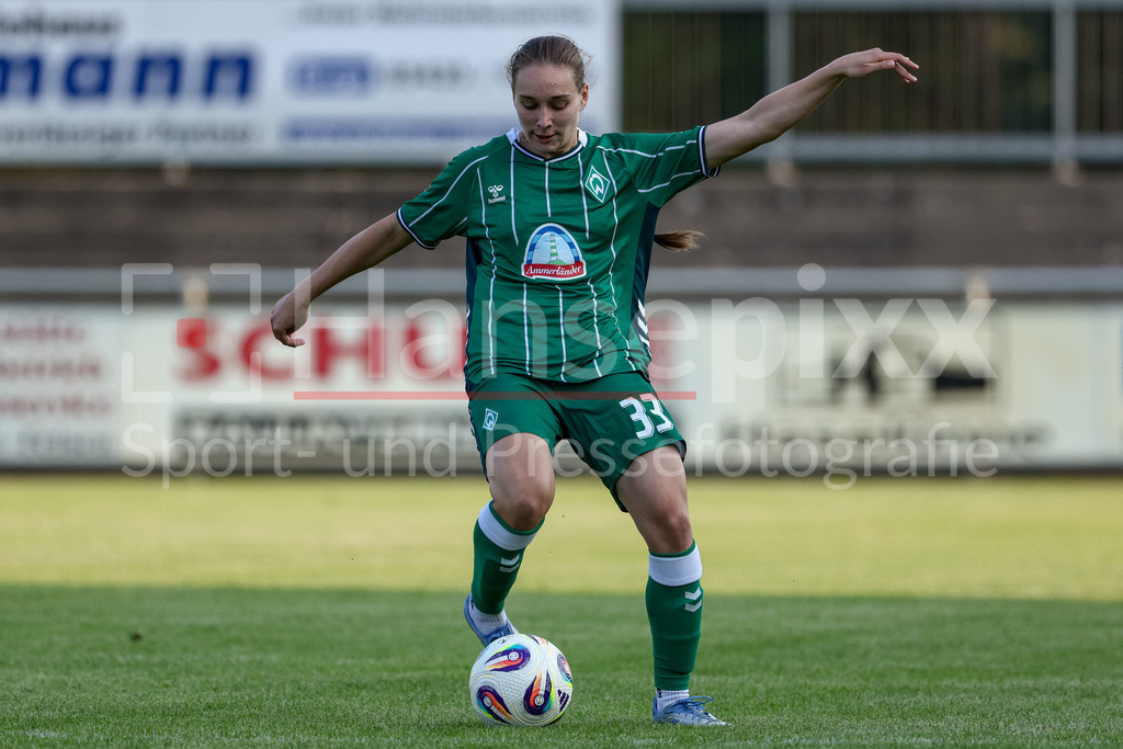 Fussball, Testspiel Frauen, SV Meppen - SV Werder Bremen | Maria Penner (SV Werder Bremen, 33) am Ball, Freisteller, Einzelbild, Ganzkörper, Aktion, Action, Spielszene