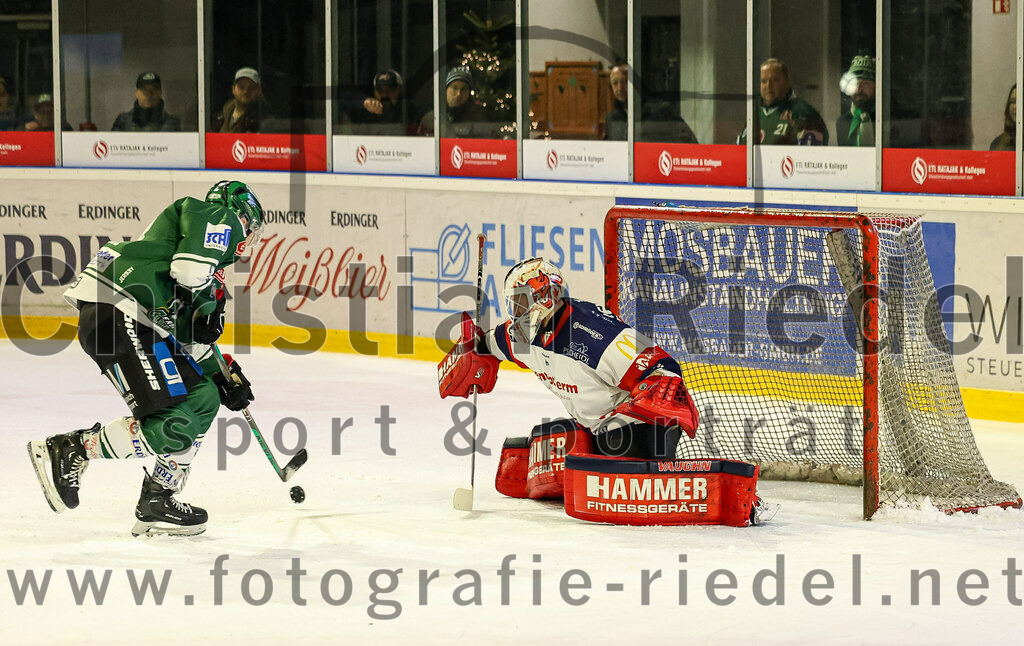 2024-01-05_140_TSV_Erding_gegen_VfE_Ulm-Neu-Ulm | Erding, Deutschland, 05.01.2024:
Eishockey, Bayernliga Vorrunde 2023 / 2024, 22. Spieltag, TSV Erding gegen VfE Ulm/Neu-Ulm, Endergebnis: 7:6

Michael Franz (Erding Gladiators, #13), Torwart David Heckenberger (VfE Ulm/Neu-Ulm e. V., #3)

Foto: Christian Riedel / fotografie-riedel.net