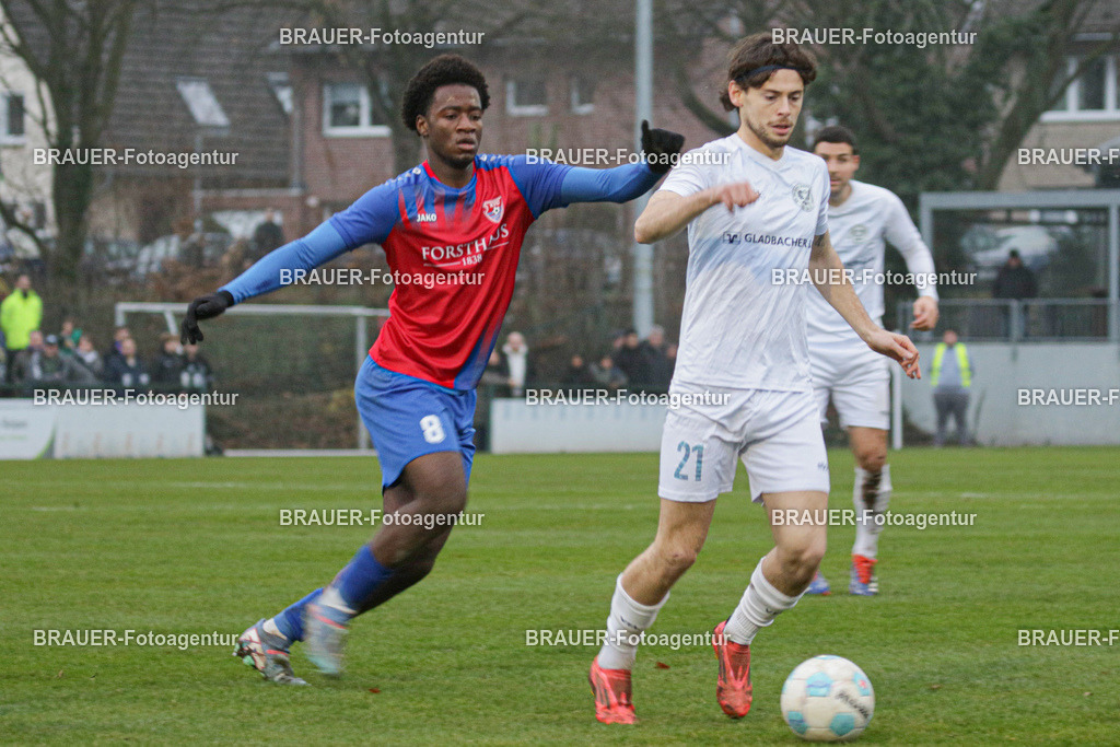 VFL Jüchen Garzweiler - KFC Uerdingen | Jüchen, Deutschland, 20.09.2025 Dave Fotso Youmssi (KFC Uerdingen) und Tim Hintzen (Jüchen-Garzweiler) im Kampf um den Ball während des Oberliga Niederrhein Spiels zwischen VFL Jüchen Garzweiler KFC Uerdingen auf der Bezirkssportanlage am 13. Dezember 2025 in Jüchen,  Deutschland. (Foto von Ralph Görtz /Brauer-Fotoagentur)