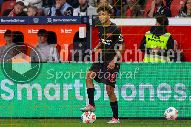 Bayer 04 Leverkusen vs Borussia Mönchengladbach - Bundesliga | Leverkusen, Deutschland, 21.09.25:   Eliesse Ben Seghir (Bayer 04 Leverkusen) in Aktion am Ball, Einzelaktion waehrend des Spiels der Bundesliga zwischen  Bayer 04 Leverkusen vs Borussia Mönchengladbach in der BayArena(Foto von Brauer-Fotoagentur / Adrian Schlueter)