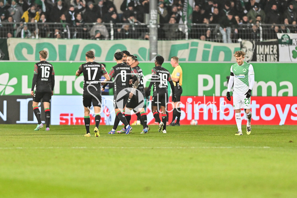 SpVgg Greuther Fürth - 1. FC Magdeburg | FUERTH, GERMANY - 06. FEBRUARY: Jubel der Magdeburger nach dem Treffer zum 1-5 durch Mateusz ZUKOWSKI (1. FC Magdeburg 22) / Tor / Torschuetze / Freude / Happy während dem Match zwischen der SpVgg Greuther Fürth und dem 1. FC Magdeburg am 21. Spieltag der 2. Bundesliga im Sportpark Ronhof Thomas Sommer