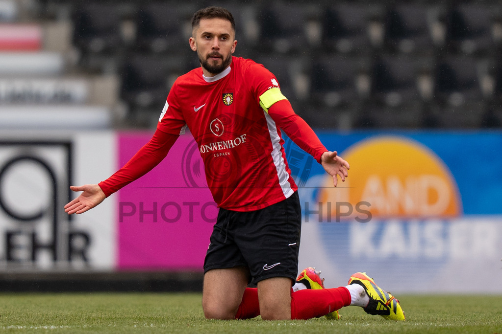 SG Sonnenhof Grossaspach vs. FC 08 Homburg, Fussball, Regionalliga Suedwest, 26. Spieltag, 28.03.2026 | Volkan Celiktas (SG Sonnenhof Grossaspach, #05) fassungslos,SG Sonnenhof Grossaspach vs. FC 08 Homburg, Fussball, Regionalliga Suedwest, 26. Spieltag, 28.03.2026