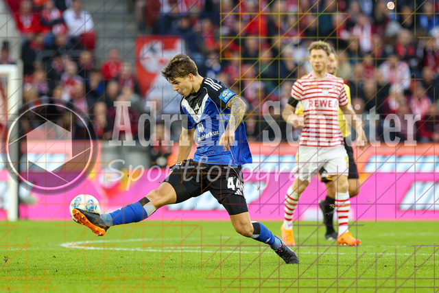 1. FC Köln vs Hamburger SV - 1. Bundesliga  | Köln, Deutschland, 02.11.25:   Luka Vuskovic (Hamburger SV) in Aktion am Ball, Einzelaktion waehrend des Spiels der Bundesliga zwischen  1. FC Köln vs Hamburger SV in der RheinEnergieStadion(Foto von Brauer-Fotoagentur / Adrian Schlueter)