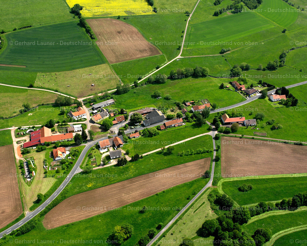 2615382 | WüNSCHEN-MOOS 09.06.2006 Landwirtschaftliche Nutzflächen und Feldgrenzen  umsäumen das Siedlungsgebiet des Dorfes in Wünschen-Moos im Bundesland Hessen, Deutschland // Agricultural land and field boundaries surround the settlement area of the village  in Wünschen-Moos in the state Hesse, Germany Foto: Gerhard Launer