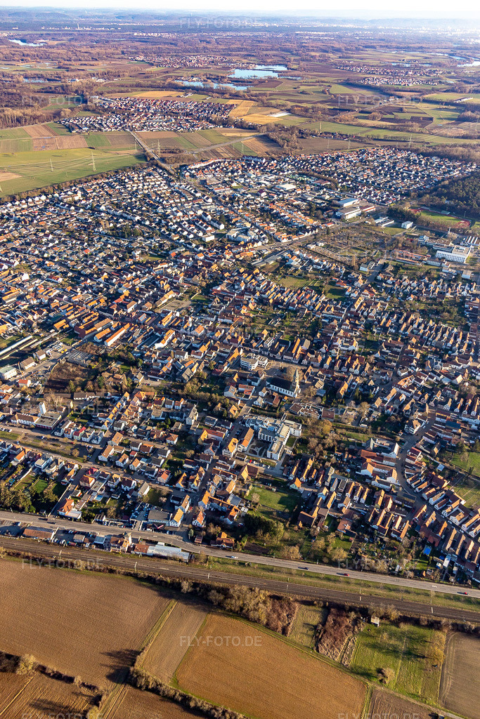 Luftbild: Ortsansicht der Straßen und Häuser der Wohngebiete in Rülzheim im Bundesland Rheinland-Pfalz in Deutschland. – Foto: IMG_125630.jpg vom 21.02.2021 durch Werner Riehm/FLY-FOTO.de – Auflösung des Originals: 3436 x 5153 px