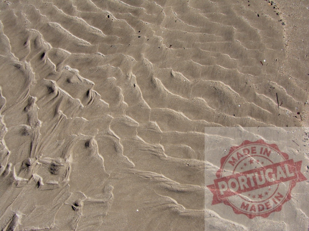 Water creating mesmerizing sand patterns on the beach | Wet sand forming beautiful natural patterns on the beach - Realisiert mit Pictrs.com