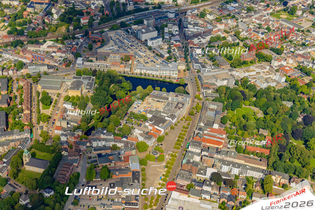 Luftaufnahme der Stadt Neumünster - Die Luftaufnahme wurde 2025 vom UL-Flugzeug heraus erstellt ( keine Drohne ) - Hochauflösende Luftaufnahme - für professionelle Ausdrucke geeignet. Die Geschenkidee !Hier alle&nbsp;Infos zur Lizenzierung der LuftaufnahmeWir fliegen auch dieses Jahr wieder in Ihre Region um Luftbilder zu erstellen.- Luftbild anfragen