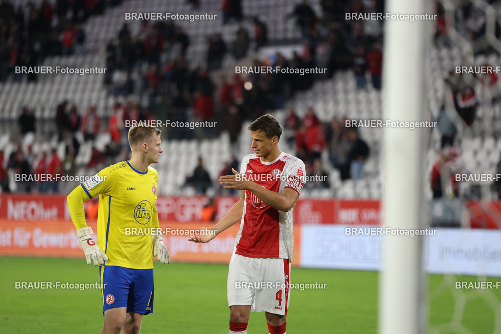 Rot-Weiss Essen - VFL Osnabrück | Essen, Deutschland, 17.09.2025 Jakob Golz  (Rot-Weiss Essen) und Michael Schultz  (Rot-Weiss Essen) unterhalten sich während des 3.Liga Spiels zwischen  Rot-Weiss Essen und VFL Osnabrück am 17.09.2025 im Stadion an der Hafenstraße in Essen. (Foto von Timo Bluhmki-Schmidt/Brauer Fotoagentur