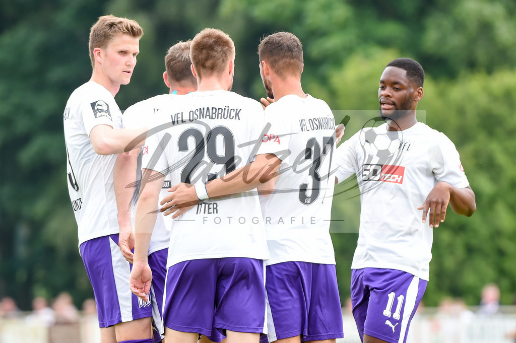 BSBOSN_20210626_0052 | Fussball, Herren: Testspieler Andreas Wiegel Torjubel, jubelt mit seiner Mannschaft nach dem Treffer zum 0:1 beim Testspiel zwischen TuS Bersenbrueck und VfL Osnabrueck im Hasestadion am 26.06.2021 in Bersenbrueck, Deutschland. - Realisiert mit Pictrs.com