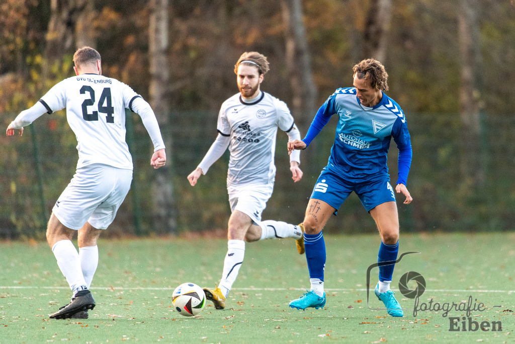 GVO Oldenburg-WSC Frisia | Herren Bezirksliga 2; GVO Oldenburg (weiß)-WSC Frisia Wilhelmshaven (blau) am 16.11.2025 in Oldenburg (Sportanlage GVO); Photo: Philip Eiben 2025 - Realisiert mit Pictrs.com