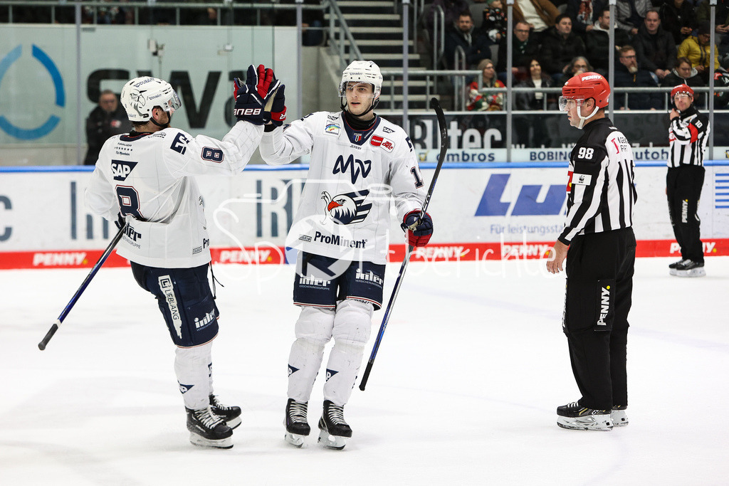 Augsburger Panther - Adler Mannheim | Stefan LOIBL (MERC #13) jubelt mit seinen Teamkollegen nach dem Siegtreffer im Penaltyschiessen gegen Augsburg / Auswaertssieg / Freude /