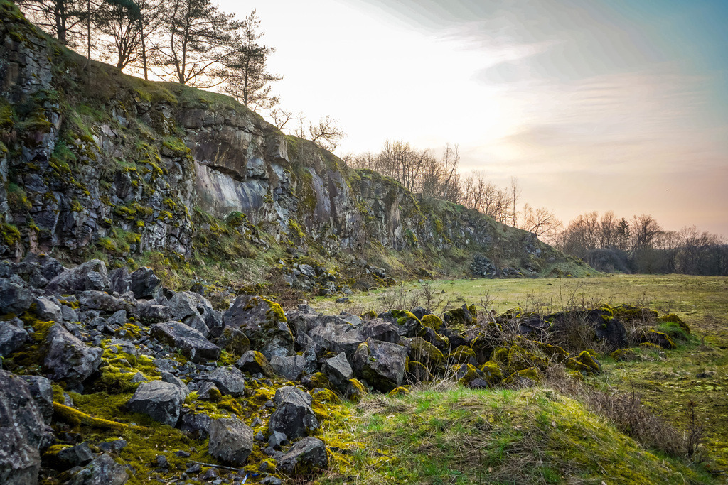 Gebrochenes Licht - Glashütten | Ehemalige und aktive Steinbrüche durchziehen die östliche Wetterau. Wird ein Bergbauunternehmen eingestellt, erobert sich die Natur nach und nach ihr Territorium zurück. Von den Menschen bleiben lediglich Zeugnisse in Form von Ruinen und senkrechten Felswänden. Zwischen Glashütten und Hirzenhain findet man mit dem früheren Steinbruch der Familie Luft ein solches Naturspektakel, das seit dem Ende der 90er Jahre zum Schutzgebiet erklärt wurde. - Realisiert mit Pictrs.com