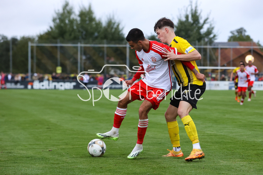 DJK Vilzing - FC Bayern Amateure | Lucas Fernando COPADO SCHROBENHAUSER (FCB #9) im Zweikampf mit Elija HAERTL (DJK #4)