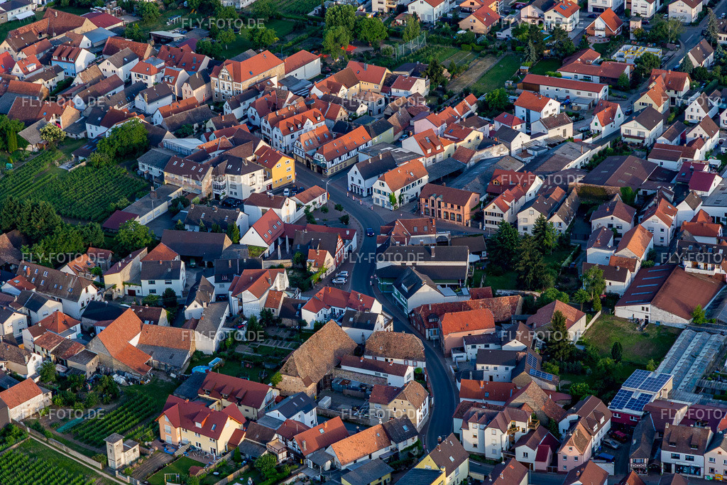 Siedlungsgebiet und Infrastruktur | Luftbild: Siedlungsgebiet und Infrastruktur in Niederkirchen bei Deidesheim im Bundesland Rheinland-Pfalz in Deutschland. Foto: IMG_107739.jpg vom 03.06.2018 durch Werner Riehm/FLY-FOTO.de - Realisiert mit Pictrs.com