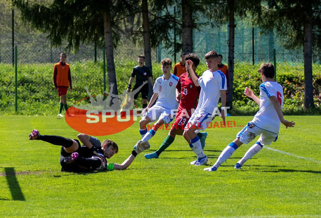 Portugal  U15 -Czech Republic U15 | DIOGO FERREIRA (Portugal #1) FRANTISEK KAMENIK (Czech Republic #11) DUARTE SOARES (Portugal #13) SIMON WOLFL (Czech Republic #7) MAREK NASKOS (Czech Republic #6) ; Portugal  U15 -Czech Republic U15 am 29.04.2022 in Arnoldstein
(Sportplatz), AUSTRIA, (Photo by Ernst Krawagner sport-fan.at) - Realisiert mit Pictrs.com