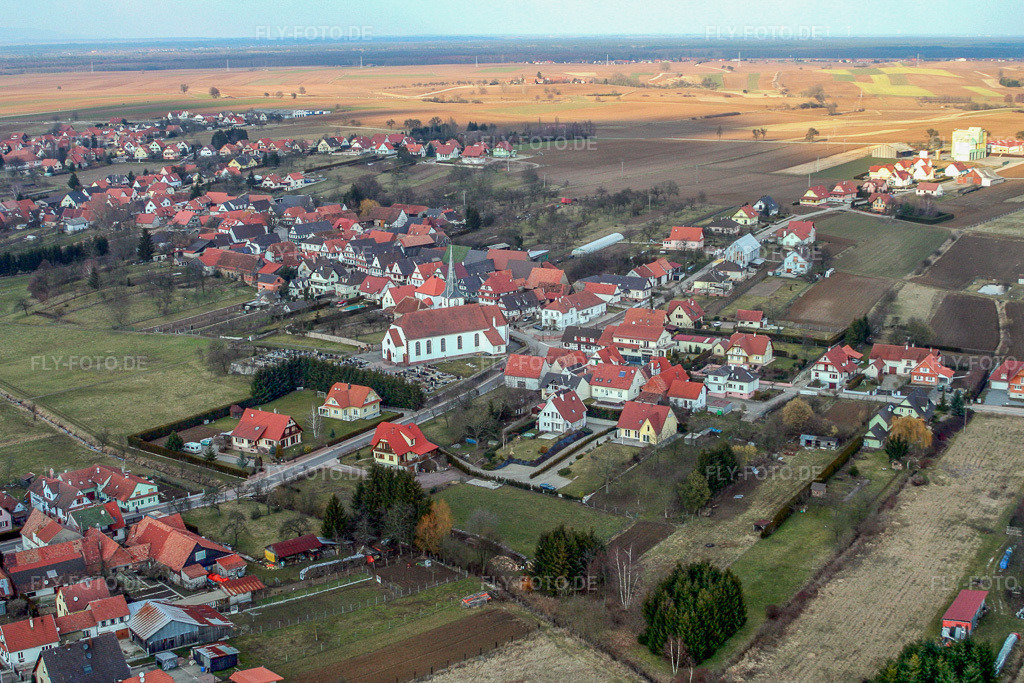 Luftbild: Rue des Romains mit Kirche aus Süden in Seebach im Bundesland Bas-Rhin in Frankreich. – Foto: IMG_1200.jpg vom 12.03.2006 durch Werner Riehm/FLY-FOTO.de – Auflösung des Originals: 3209 x 2139 px
