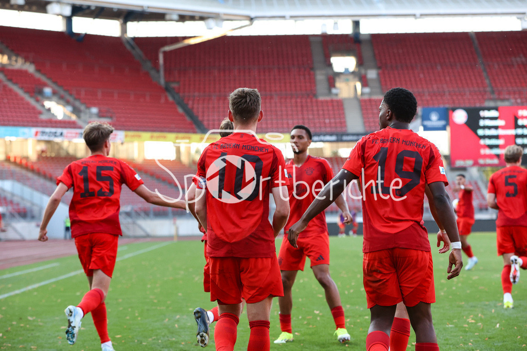 1. FC Nürnberg II - FC Bayern Amateure | Jubel nach dem Treffer zum 1-1 durch Timo Kern (FCB #10) / Treffer / Freude / Torschuezte