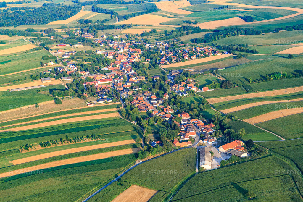Luftbild: Ortsansicht von Westen in Wintzenbach im Bundesland Bas-Rhin in Frankreich. – Foto: IMG_121020.jpg vom 23.07.2020 durch Werner Riehm/FLY-FOTO.de – Auflösung des Originals: 5459 x 3639 px