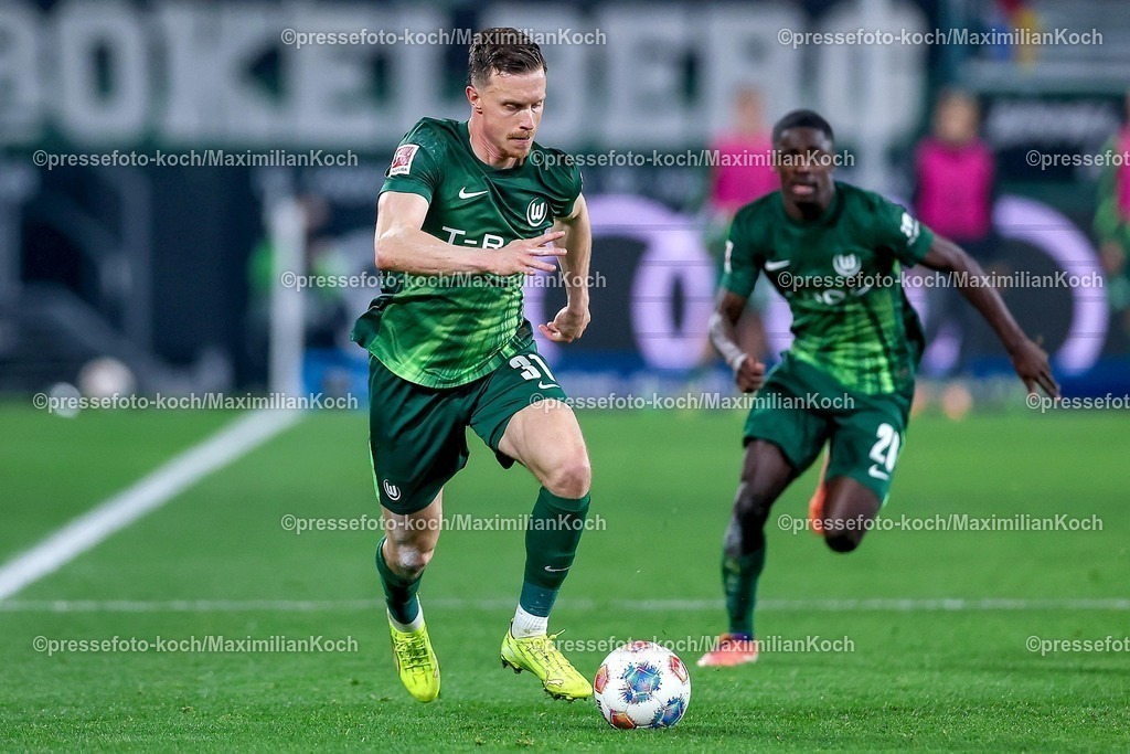BMG13122502136 | 13.12.2025, Fußball, Borussia Mönchengladbach - VfL Wolfsburg, 1. Fußball Bundesliga, 14.Spieltag, Borussia-Park, Saison 2025 2026: Yannick Gerhardt&nbsp;(VfL Wolfsburg #31) neben Sael Kumbedi&nbsp;(VfL Wolfsburg #26)  DFB regulations prohibit any use of photographs as image sequences and or quasi-video.