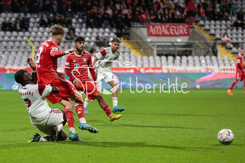 FC Bayern Amateure - 1. FC Nuernberg II | Pedro Narcios MUTEBA (FCN #7) im Duell mit David Herold (FCB #3)