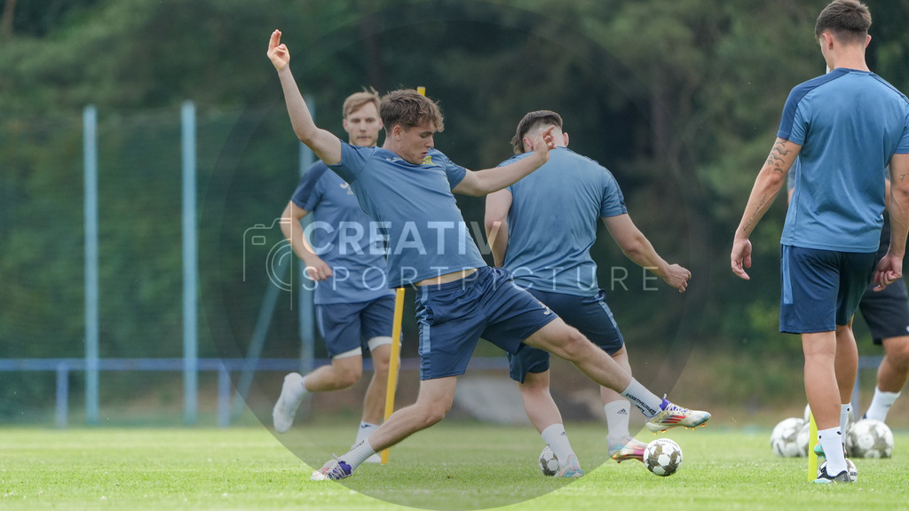 Fußball, Herren, Saison 2025/2026, Regionalliga Nordost, Trainingsauftakt des FSV 63 Luckenwalde am 18.06.2025 im Werner-Seelenbinder-Stadion, | Fußball, Herren, Saison 2025/2026, Regionalliga Nordost, Trainingsauftakt des FSV 63 Luckenwalde am 18.06.2025 im Werner-Seelenbinder-Stadion, Im Bild: Luca Dreihardt (m.) - Realisiert mit Pictrs.com
