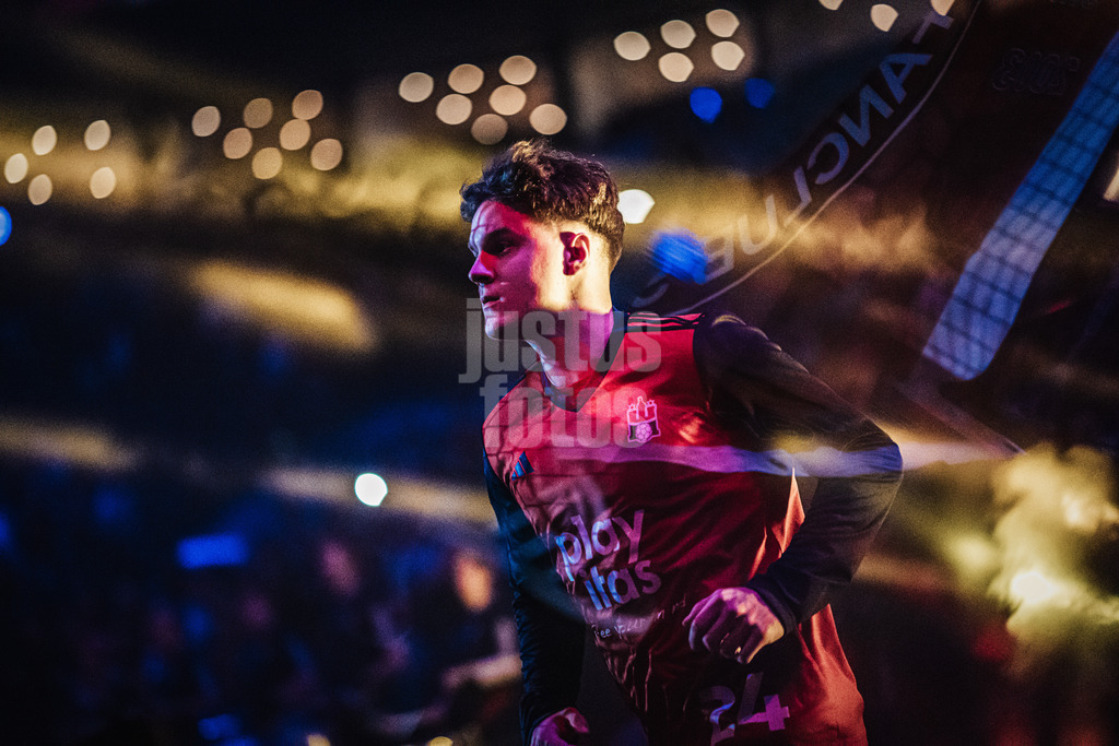 Handball | Männer | Saison 2024/2025 | DAIKIN Handball-Bundesliga | 10. Spieltag || Handball Sport Verein Hamburg vs. Füchse Berlin | 18.11.2024 | Alexander Hartwig (#24, Handball Sport Verein Hamburg) beim Einlauf in die Arena