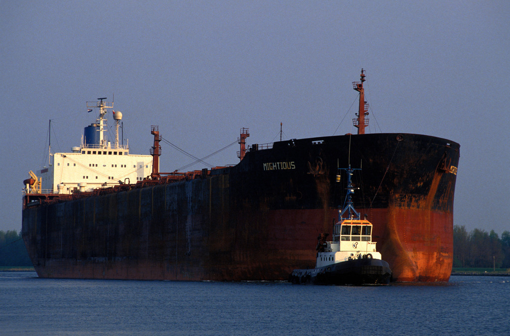 Schiff mit Schleppkahn | Niederlande - March 18, 2008: Großes Schiff mit Schleppkahn. - Realisiert mit Pictrs.com