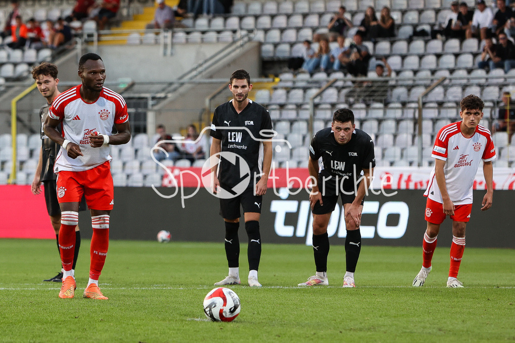 FC Bayern Amateure - FC Memmingen | Desire SEGBE AZANKPO (FCB #34) kurz vor der Ausfuehrung des Elfmeters zum 2-1 fuer die Bayern / Elfmeter / Strafstoss