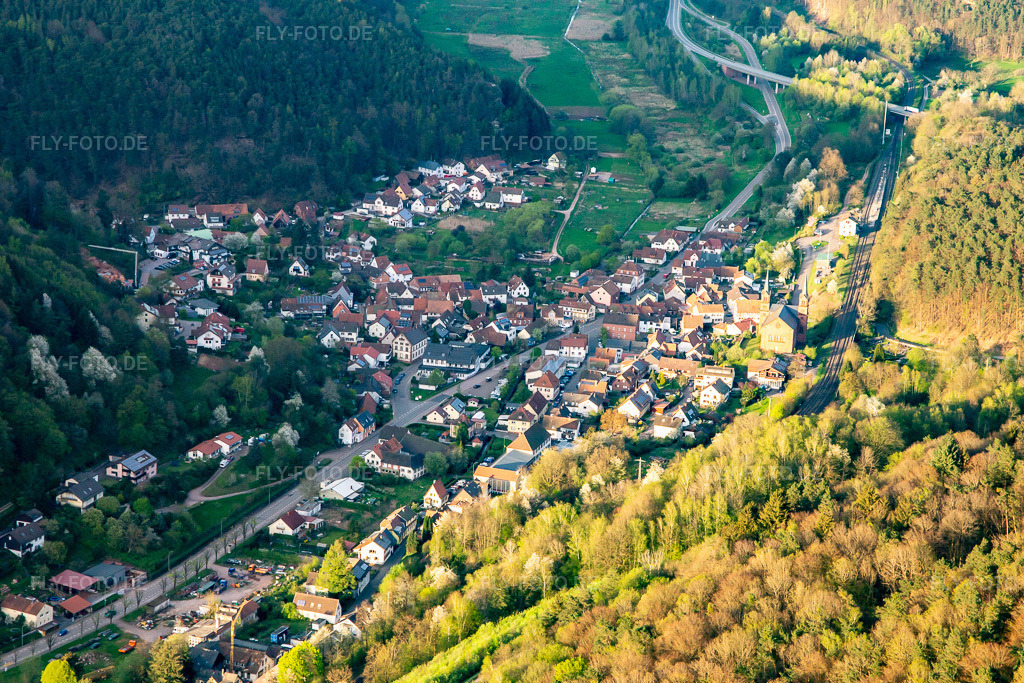 Luftbild: Hauptstr in Wilgartswiesen im Bundesland Rheinland-Pfalz in Deutschland. Foto: IMG_140175.jpg vom 11.04.2024 durch Werner Riehm/FLY-FOTO.de