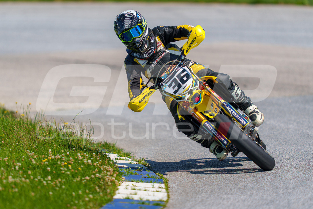 G-Cup + Supermoto Staatsmeisterschaft + Hungarian Supermoto Championship | GRIPcapture steht für authentische Sportfotografie in Österreich – für Momente, die mehr sind als Geschwindigkeit oder Ergebnis. Es geht um Emotion, Spannung, Fokus und den Augenblick, der oft nur einen Wimpernschlag dauert.Ob Motorsport, Teamsport oder 