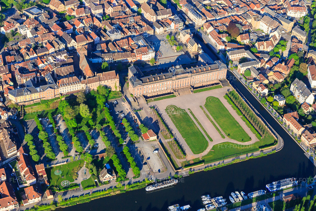Luftbild: Schloss und Park Château des Rohan am Hafen Port de Saverne in Saverne im Bundesland Bas-Rhin in Frankreich. Foto: IMG_145980.jpg vom 01.05.2025 durch Werner Riehm/FLY-FOTO.deCulture & patrimoine | Office de Tourisme du Pays de Saverne