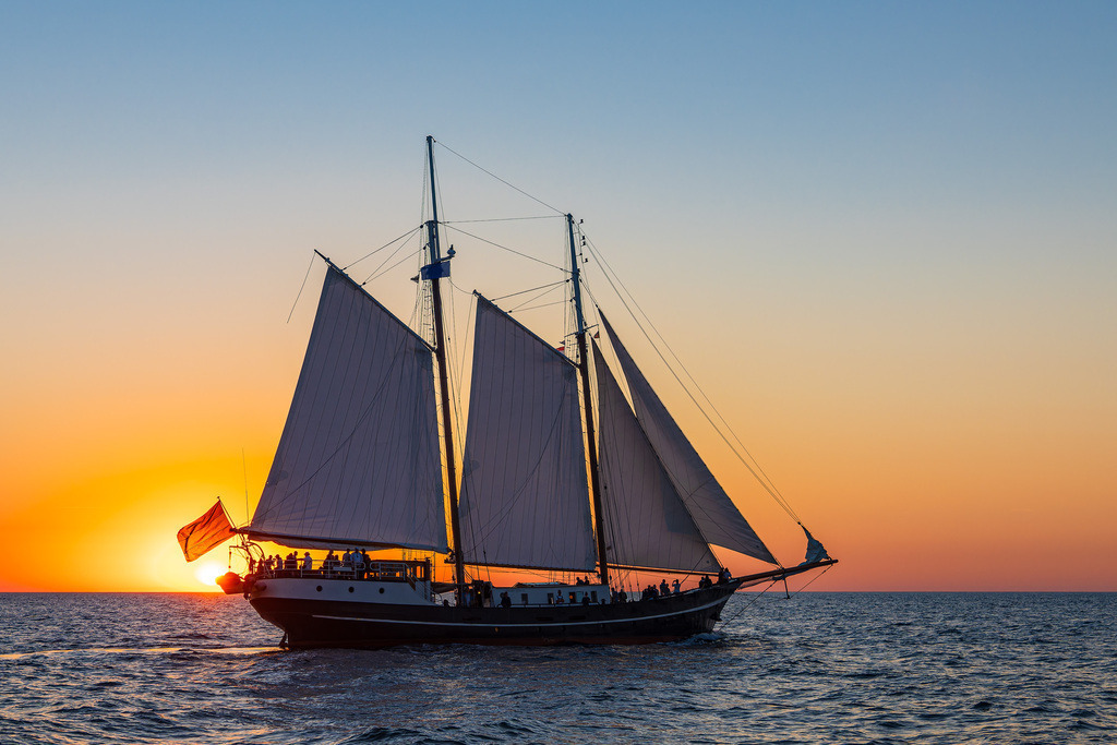 Segelschiff im Sonnenuntergang auf der Hanse Sail in Rostock | Segelschiff im Sonnenuntergang auf der Hanse Sail in Rostock.