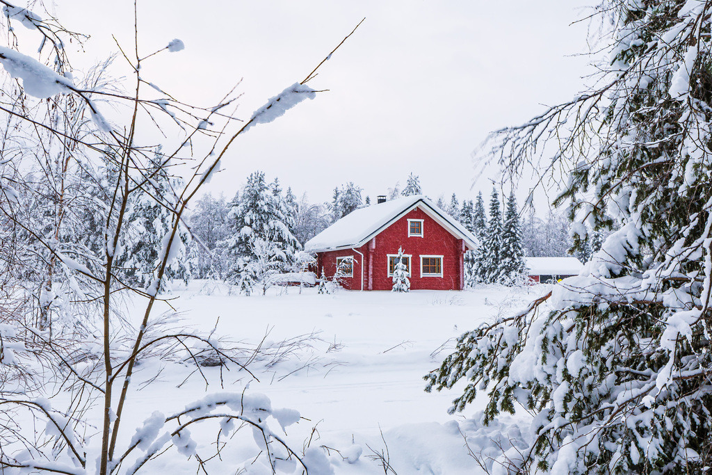 Landschaft im Winter mit Haus und Wald in Äkäslompolo, Finnland | Landschaft im Winter mit Haus und Wald in Äkäslompolo, Finnland.
